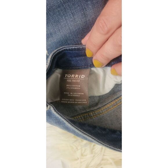 Torrid Feel the Fit Size 18 Distressed Denim Button Up Shorte - Picture 4 of 4